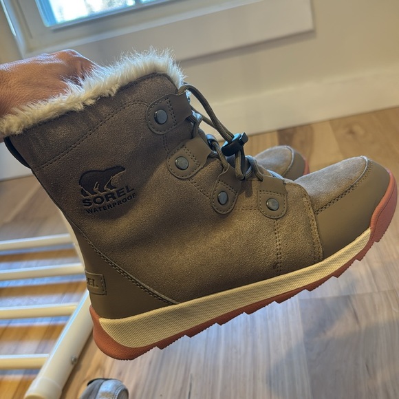 Sorel Whitney boot, Size 6 - Picture 2 of 4